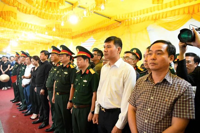 Các đoàn thể tiễn biệt Trung tá Trần Văn Tùng.