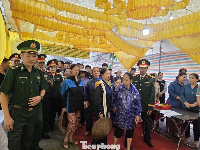 Đồng đội và những người thân thiết.