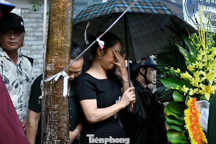 Những giọt nước mắt thương tiếc hoà cùng những giọt nước mưa.