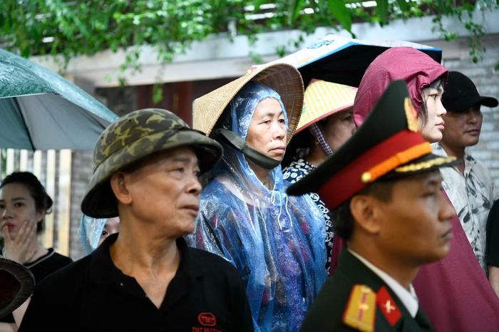 Giữa dòng người ấy, có những người chưa từng quen biết Trung tá Trần Văn Tùng nhưng vẫn tìm đến. Họ đến để chia sẻ với gia đình, để cúi đầu trước một quân nhân đã chọn cứu người khác bằng chính sự sống của mình. Và trong nỗi đau của người ở lại, có lẽ điều an ủi lớn nhất là biết rằng sự ra đi của anh không vô nghĩa. Tên tuổi và hành động dũng cảm của Trung tá Trần Văn Tùng sẽ còn được nhắc nhớ như một câu chuyện đẹp về trách nhiệm, lòng nhân ái và sự quên mình của người lính giữa đời thường.