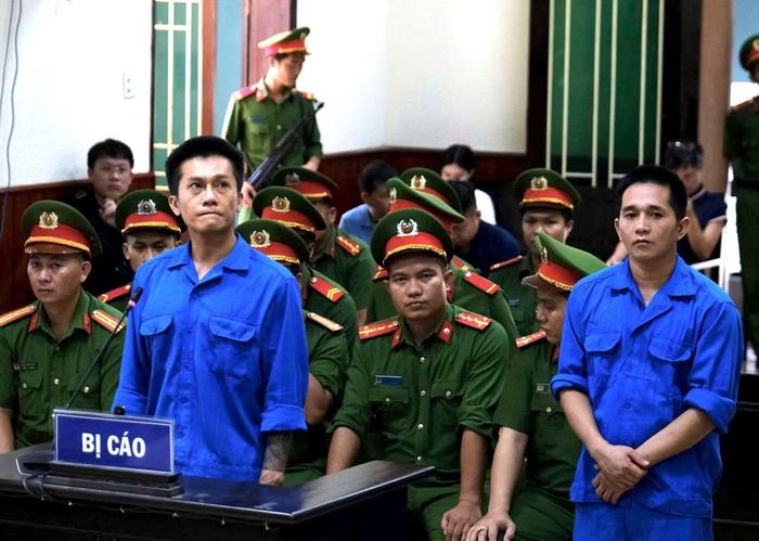 Đối tượng Phạm Anh Tài (bên trái) tại phiên toà xét xử sơ thẩm vụ cướp ngân hàng.