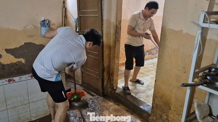 Nước rút, người dân phường Phước Tân quay trở về nhà dọn dẹp, ổn định cuộc sống