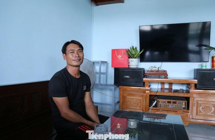 Ông Võ Văn Tiến vui vẻ trong căn nhà mới khang trang. Ảnh: Trương Định