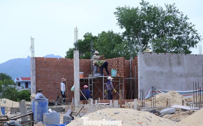 Những căn nhà mới đang được xây lên tại khu tái định cư thuộc xã Đề Gi. Ảnh: Trương Định