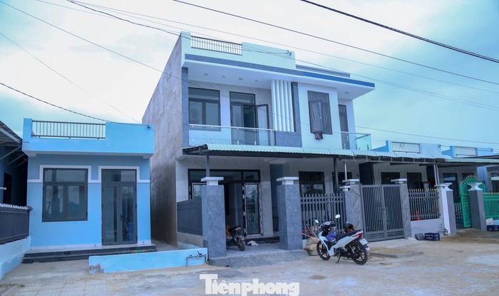 Những căn nhà mới tại dự án tái định cư di dời các hộ phía Đông đường ven biển thuộc xã Đề Gi. Ảnh: Trương Định