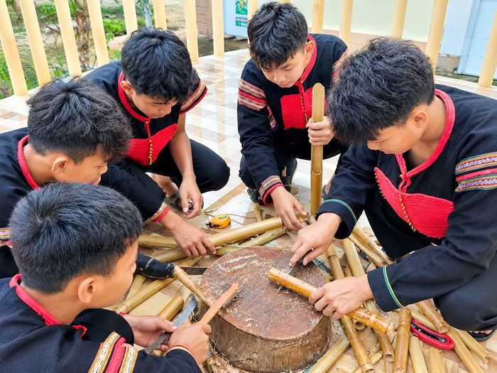 Những gióng tre, nứa quen thuộc được các học sinh Trường Phổ thông Dân tộc Nội trú và THCS Cư M’gar (xã Quảng Phú, tỉnh Đắk Lắk) tìm kiếm để làm nhạc cụ.