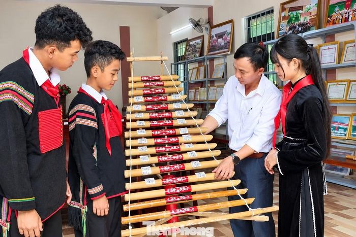 Thầy giáo Nguyễn Phùng Quang Hiếu cho hay, công nghệ được đưa vào ngay từ quá trình chế tác. Học sinh sử dụng phần mềm Tuner trên điện thoại để đo tần số âm thanh, sau đó gọt, chỉnh từng ống tre cho đến khi đạt cao độ phù hợp với các nốt nhạc.