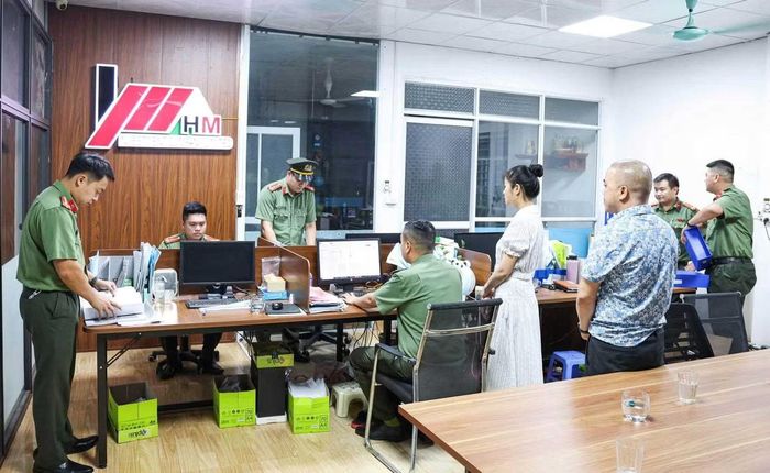 Cơ quan Công an tiến hành khám xét khẩn cấp nơi làm việc của bị can Nguyễn Văn Hiếu.