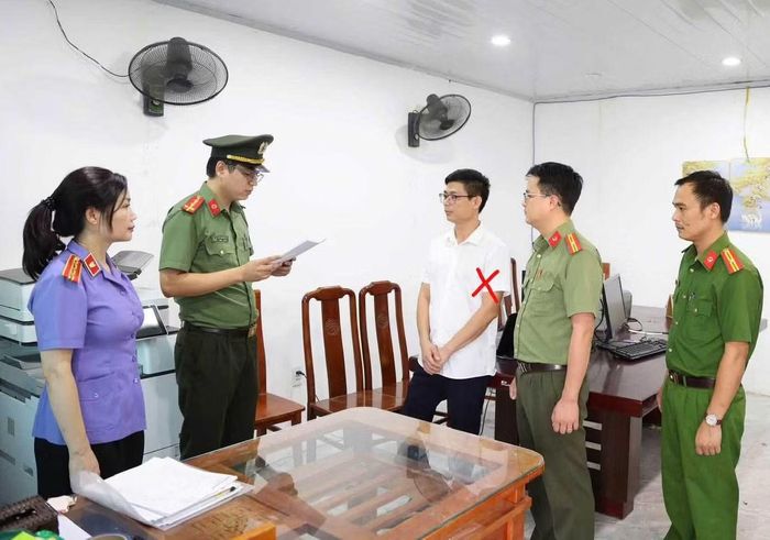 Cơ quan Công an tiến hành lệnh khám xét khẩn cấp nơi làm việc của Nguyễn Văn Hiếu, Đàm Đình Mạnh.