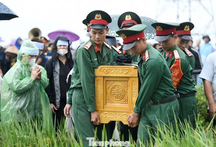Chiều 14/9, trong lễ tiễn đưa Trung tá Trần Văn Tùng về nơi an nghỉ cuối cùng, những người có mặt không ai giữ được nước mắt. Khi huyệt đất dần được lấp lại, người vợ của anh bật khóc nức nở. Tiếng khóc nghẹn lại giữa vòng tay người thân, đồng đội và bà con đến tiễn biệt. Ở bên cạnh, cậu con trai nhỏ của Trung tá Trần Văn Tùng ngước nhìn mẹ, rồi ngây thơ hỏi: “Sao mẹ lại khóc khi bố đi công tác?” Một câu hỏi bình thường của một đứa trẻ, nhưng trong hoàn cảnh ấy lại khiến những người chứng kiến nghẹn lòng