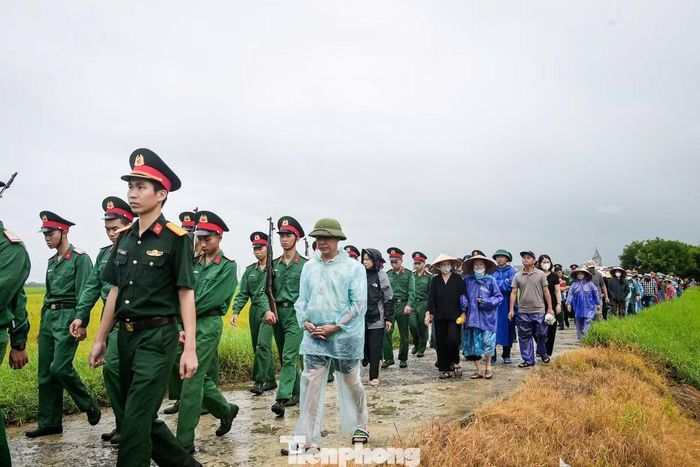 Trong lễ tang, người thân nhiều lần bật khóc. Đồng đội lặng người. Bà con, hàng xóm đứng bên ngoài căn nhà tang lễ cũng không giấu được những giọt nước mắt. Có những người đến tiễn anh dù chưa từng gặp mặt, chỉ bởi họ biết anh đã chọn bước xuống dòng nước trong lúc một người khác đang cần được cứu. Họ cúi đầu trước linh cữu người lính, trước một hành động mà có lẽ anh không kịp nghĩ đến sự sống còn của chính mình.