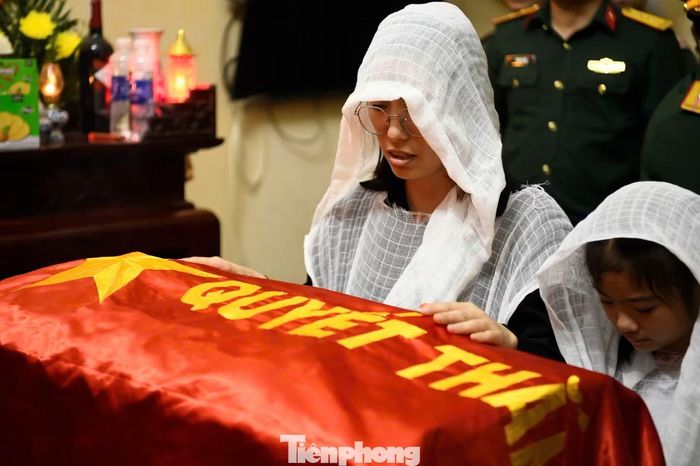 Sau khi nhận tin Trung tá Trần Văn Tùng hy sinh trong lúc lao xuống sông Trà Lý cứu người, gia đình đã cố gắng lựa lời để nói với cháu nhỏ. Người lớn nói với các cháu rằng “Bố đi công tác rồi sẽ về”. Có lẽ, đó là cách gia đình muốn giữ cho những đứa trẻ một khoảng bình yên, tránh để các con phải đối diện ngay với sự thật quá khắc nghiệt rằng người cha mà chúng yêu thương sẽ không bao giờ trở về nữa.