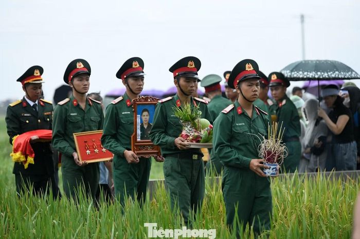 Trung tá Trần Văn Tùng ra đi khi tuổi đời còn trẻ, để lại người vợ và những đứa con thơ. Những ngày qua, câu chuyện về người quân nhân lao xuống dòng sông dữ để cứu người đã lay động nhiều người.