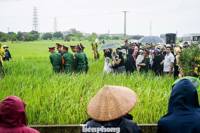 Và rồi, khi huyệt đất khép lại, tiếng khóc của người vợ hòa cùng sự ngơ ngác của những đứa trẻ.