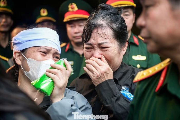 Chứng kiến mẹ khóc nức nở bên huyệt đất của cha, cậu bé vẫn chưa thể hiểu tại sao một chuyến “đi công tác” lại khiến mẹ đau đớn đến vậy.