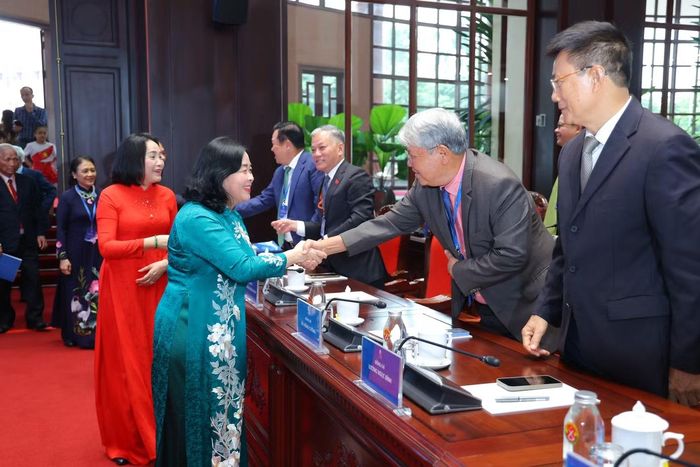 Chủ tịch Uỷ ban Trung ương MTTQ Việt Nam Bùi Thị Minh Hoài với các đại biểu. Ảnh: VUFO