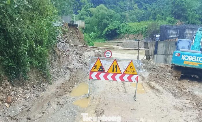 Các tuyến đường ra vào bản đã bị cấm để đảm bảo an toàn.