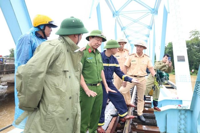 Lãnh đạo tỉnh và lực lượng chức năng có mặt tại hiện trường chỉ đạo khắc phục sự cố.
