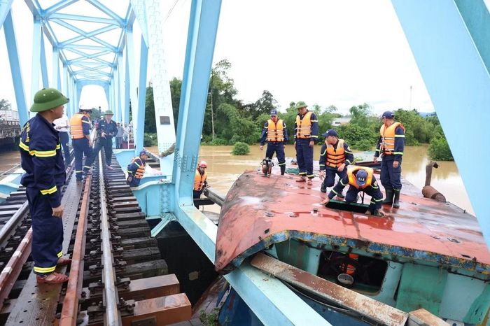 Các lực lượng cứu hộ tìm phương án giải cứu xà lan.