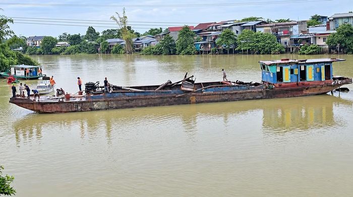 Chiếc xà lan lớn đã được giải cứu.