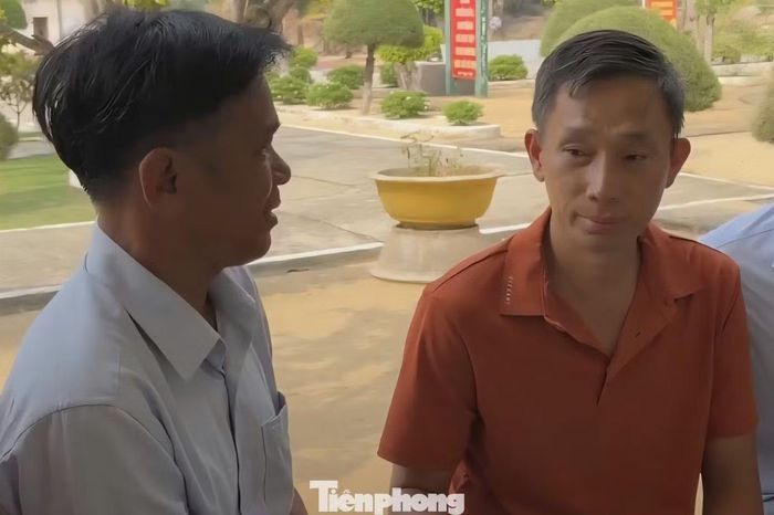 Ngư dân bày tỏ cảm ơn đối với ông Nguyễn Văn Hữu (bên phải).