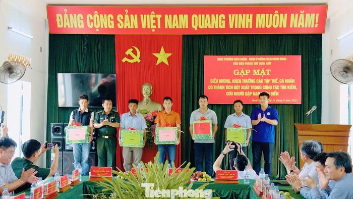 Lãnh đạo địa phương tặng giấy khen và quà cho các ngư dân.