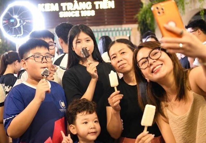 Nhiều người dân và du khách tranh thủ chụp ảnh trước cửa hàng, ghi lại khoảnh khắc tại địa chỉ mang dấu ấn đặc biệt trong đời sống văn hóa, ẩm thực Hà Nội.