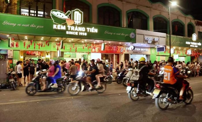 Sự xuất hiện của những hàng dài người mua kem trong những ngày cuối tại 35 Tràng Tiền cho thấy sức sống của một thương hiệu đã trở thành một phần ký ức Thủ đô.