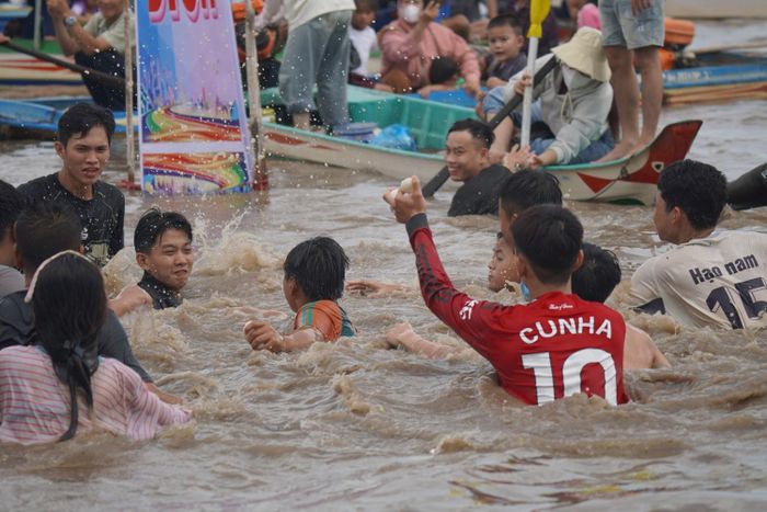 Trẻ con vừa được nghịch nước vừa có trải nghiệm lượm trứng đầy thú vị.