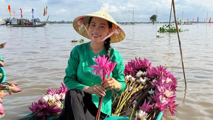 Mùa nước nổi trở thành không gian trải nghiệm, vui chơi của người dân và du khách.