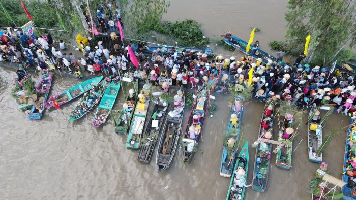 Phiên chợ nổi vùng biên tái hiện nét sinh hoạt dân dã miền sông nước