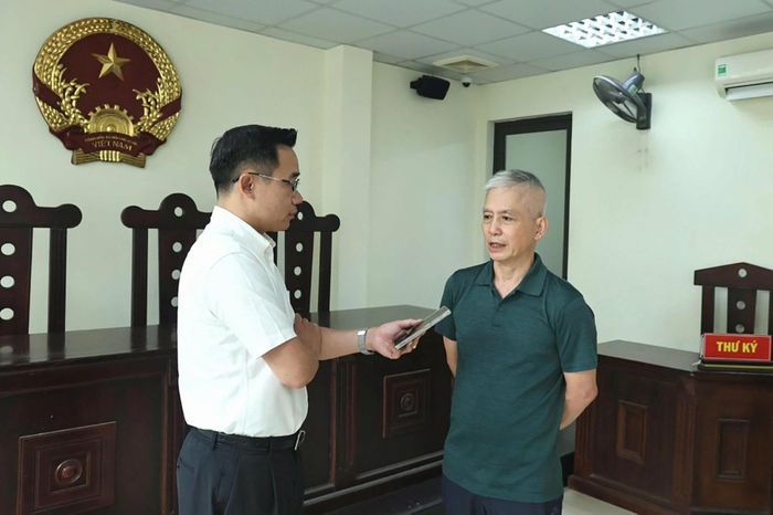 Ông Phạm Hữu Nam chia sẻ niềm vui với PV Báo Công lý sau khi nghe phán quyết của chủ tọa phiên họp.