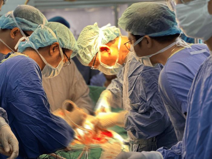 PGS.TS Đỗ Trường Thành – Trưởng khoa Phẫu thuật Tiết niệu, Bệnh viện Hữu nghị Việt Đức cùng ê kíp phẫu thuật cắt toàn bộ bàng quang cho người bệnh (Ảnh: BVCC).