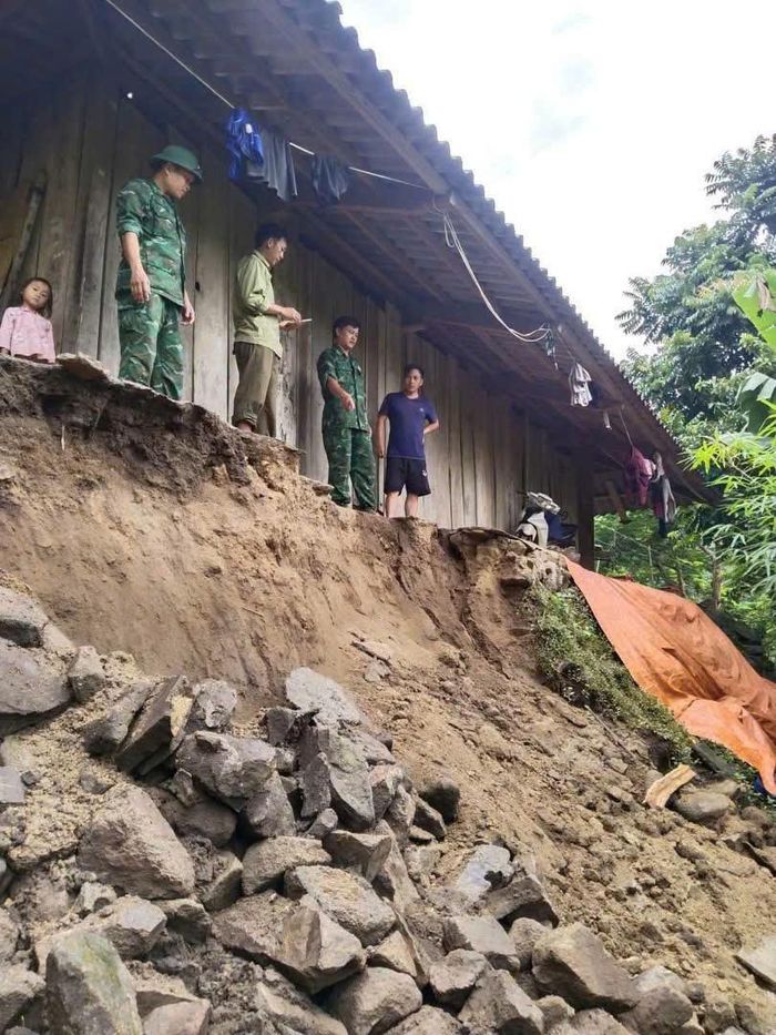 Di dời người dân tới nơi an toàn khi có nguy cơ sạt lở