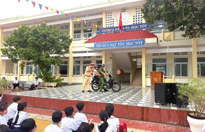 Hoạt động được triển khai đồng loạt trong lễ chào cờ đầu tuần.