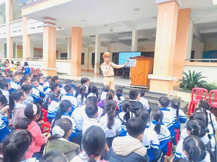 CSGT Gia Lai đồng loạt tuyên truyền an toàn giao thông tại trường học.