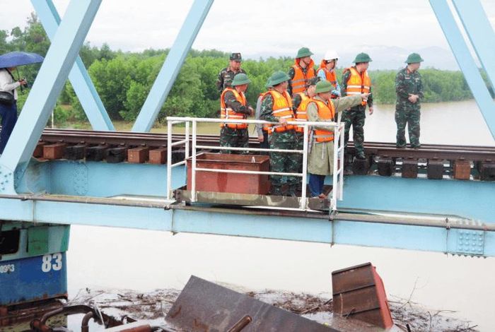 Bộ CHQS tỉnh Quàng Trị tiếp tục duy trì lực lượng, phương tiện, sẵn sàng hỗ trợ các địa phương khắc phục hậu quả, vệ sinh môi trường, khôi phục đời sống và các hoạt động thiết yếu sau khi nước lũ rút.