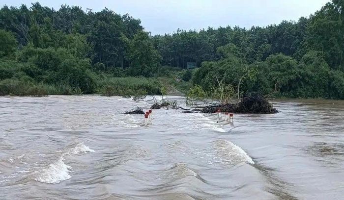 Cầu tràn Sướn, tại xóm Tổng Đội, xã Hạnh Lâm, bị ngập nước. (Ảnh H.Lâm)
