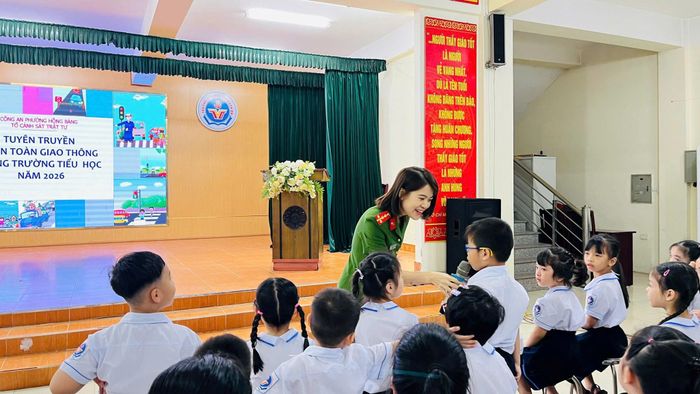 Các em học sinh trang bị thêm kiến thức pháp luật, kỹ năng an toàn.