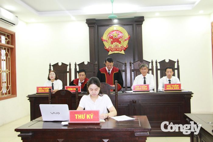 Hội đồng xét xử vụ án.