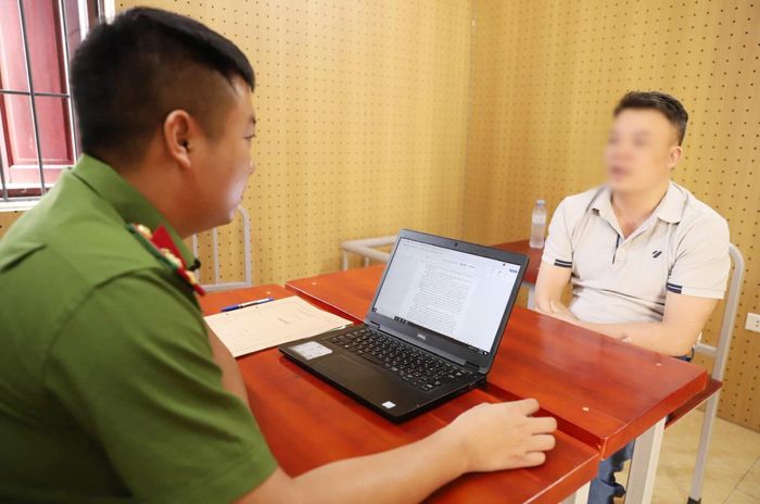 Cơ quan điều tra làm việc với đối tượng Nguyễn Xuân Chất (Ảnh: Công an Hà Tĩnh)
