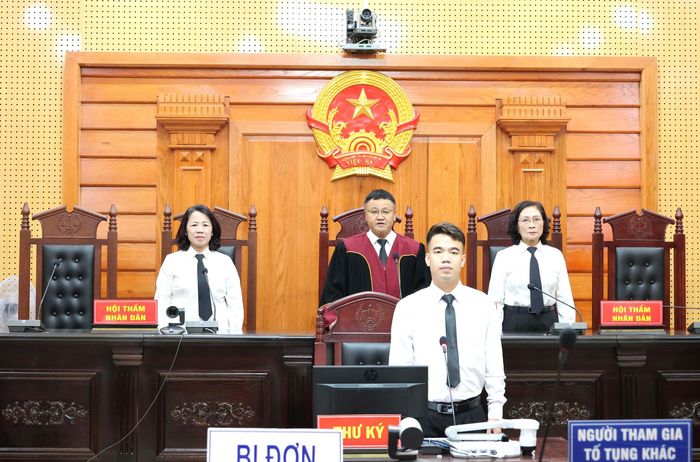 TAND khu vực 6 - Quảng Ninh xét xử vụ kiện công ích, yêu cầu nộp tiền nợ bảo hiểm xã hội.