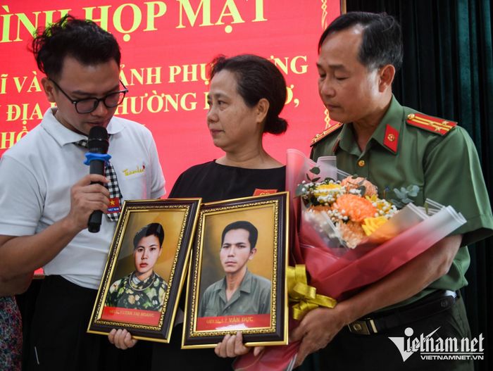 Bà Lý Hoàng Thúy nhận di ảnh phục dựng của cha mẹ