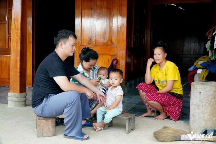 Anh Sử hỏi thăm, lắng nghe tâm tư của nhân dân. Ảnh: Lê Dương