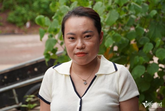 Cô Lương Thị Huế chia sẻ hành trình gian nan để vào đến điểm trường. Ảnh: T.T