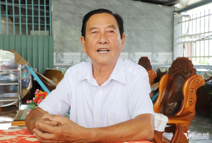 Ông Sáu chia sẻ kinh nghiệm tích lũy sau hàng chục năm trồng và chăm sóc sầu riêng. 