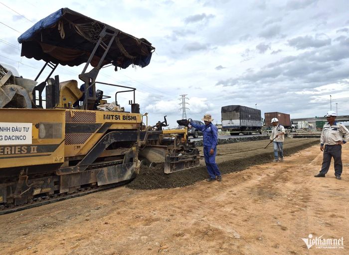 Công nhân thi công xuyên lễ, thực hiện hạng mục mở rộng nền đường cao tốc Hòa Liên - Túy Loan kết nối với cao tốc Đà Nẵng - Quảng Ngãi.