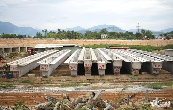Các dầm cầu bê tông cốt thép đúc sẵn được tập kết tại công trường, chuẩn bị cho công tác lao lắp dầm cầu vượt.