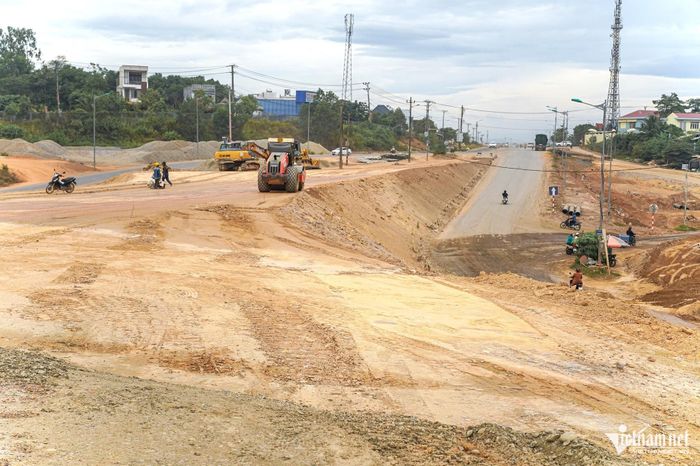Phía tây của cầu vượt cao tốc sẽ kết nối với dự án nâng cấp, mở rộng Quốc lộ 14B đang triển khai thi công.