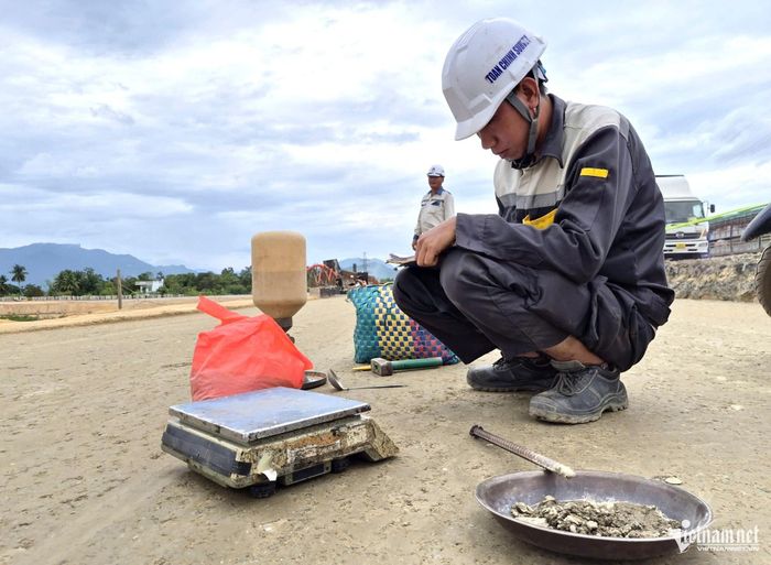 Thực hiện công tác đo độ chặt nền đường cấp phối đá dăm nền đường, anh Võ Đình Thân cho biết, các công nhân đang tập trung thi công để đưa nút giao sớm hoàn thành.